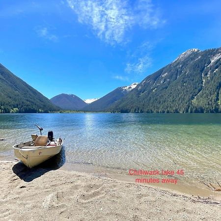 Private 2 Bedrooms Suite Near Hwy 1, Cultus Lake, Heritage Park, Fishing, Coliseum Чилливак Экстерьер фото