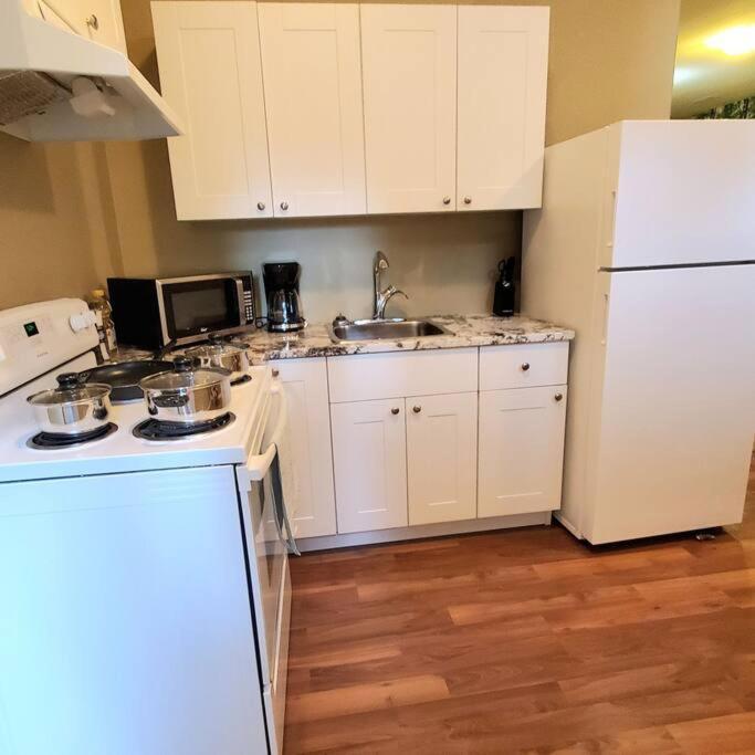 Private 2 Bedrooms Suite Near Hwy 1, Cultus Lake, Heritage Park, Fishing, Coliseum Чилливак Экстерьер фото